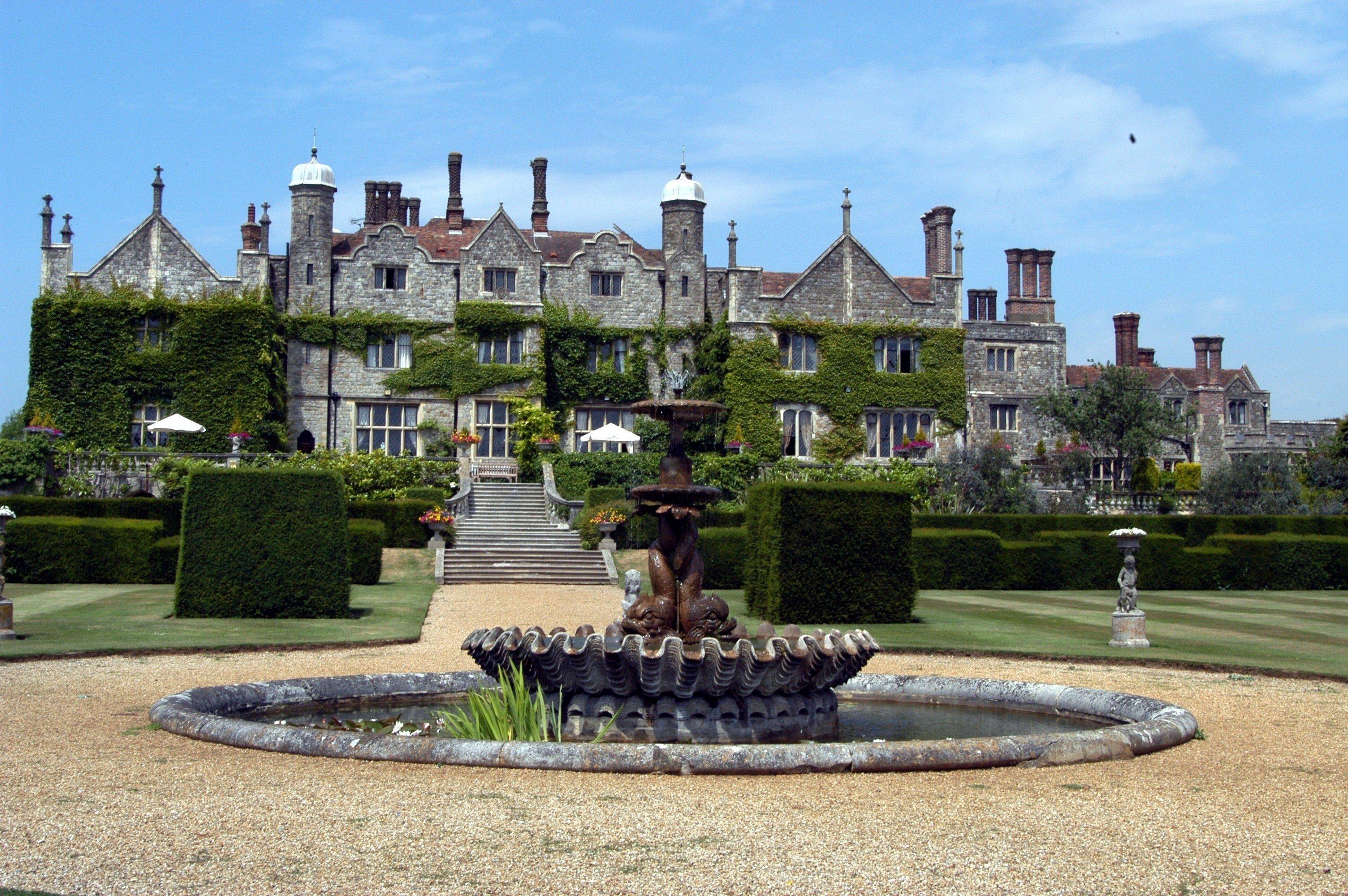 eastwell---rear-with-fountain-new.jpg