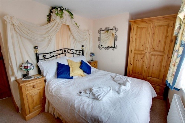 violet-cottage-cb563_double_room_a.jpg