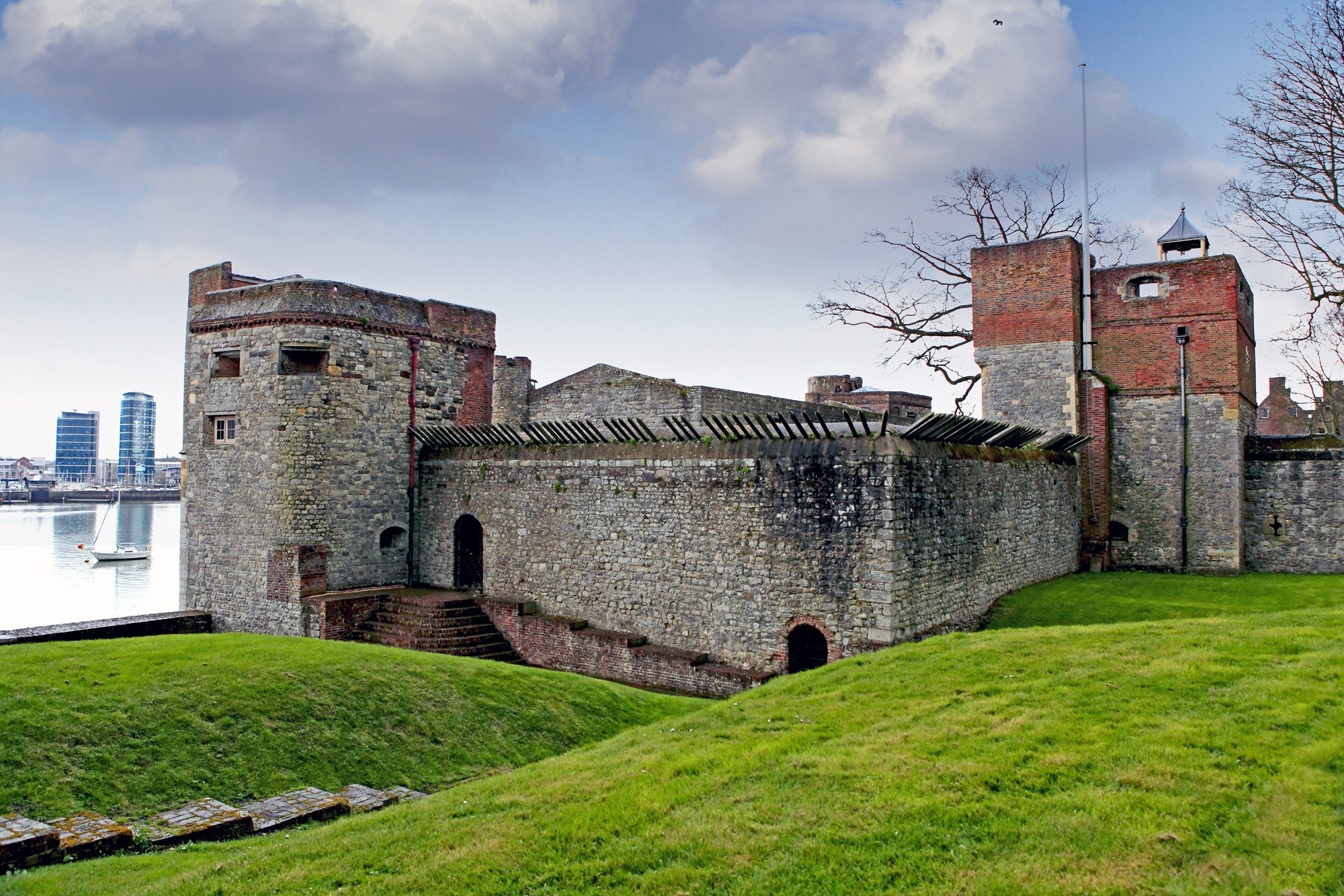 Upnor_Castle_with gardens.jpg